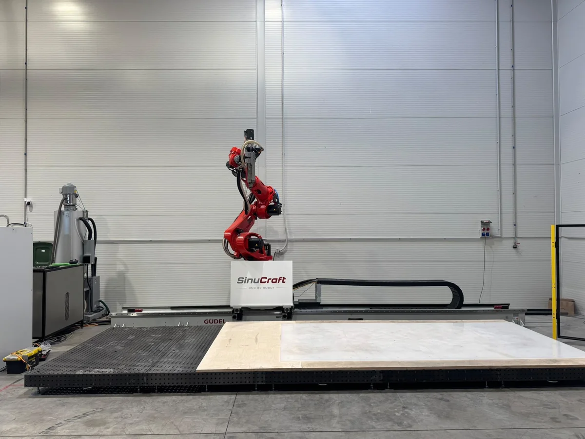 Robotické pracovisko s označením SinuCraft a veľkou modulárnou dierovanou pracovnou plochou.